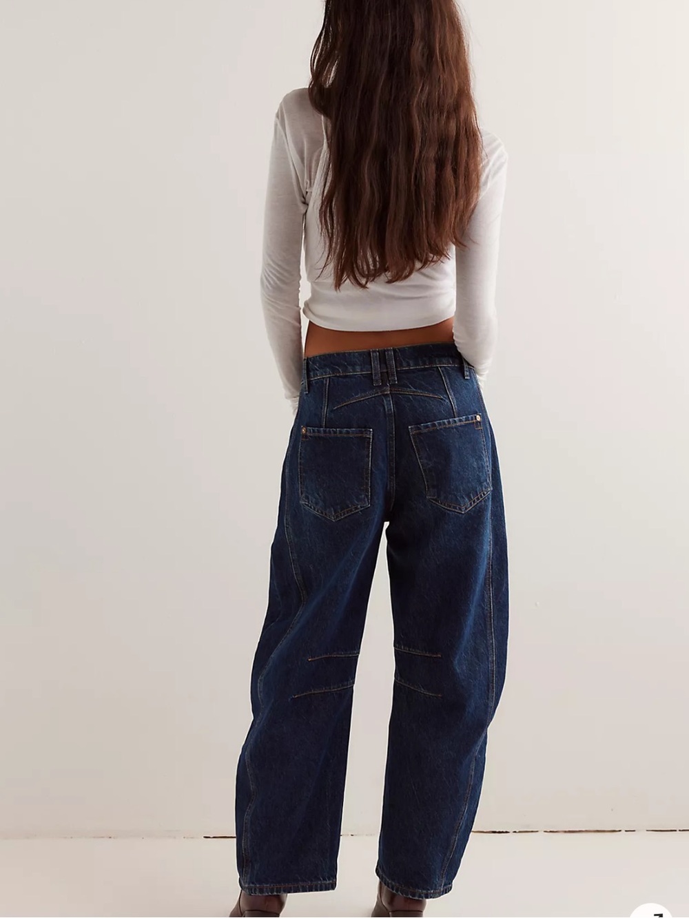 We The Free Good Luck Mid-Rise Barrel Jeans Size 32 Dark Wash - Picture 2 of 8